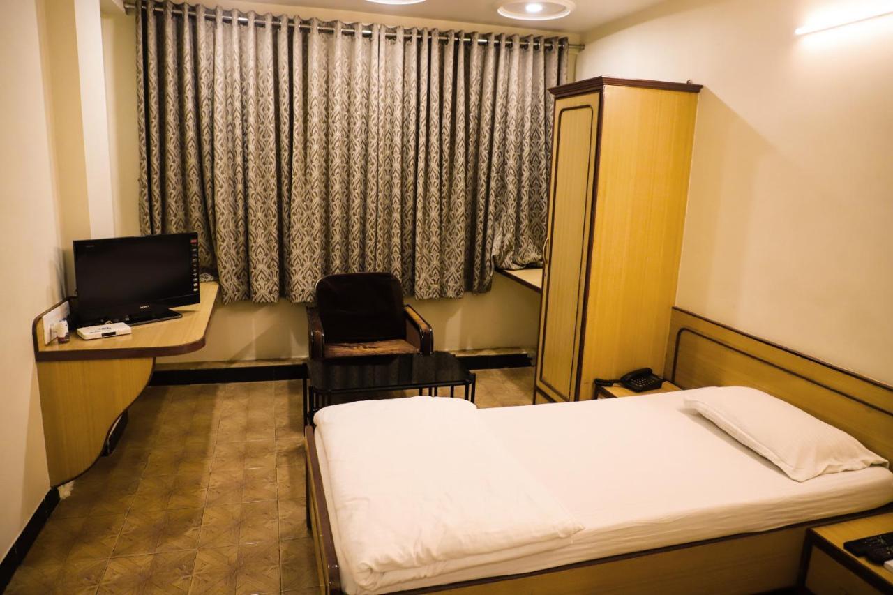 Hotel Kirti Jāmnagar Extérieur photo