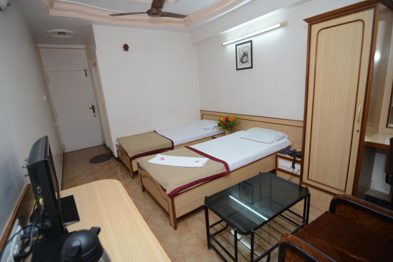 Hotel Kirti Jāmnagar Extérieur photo