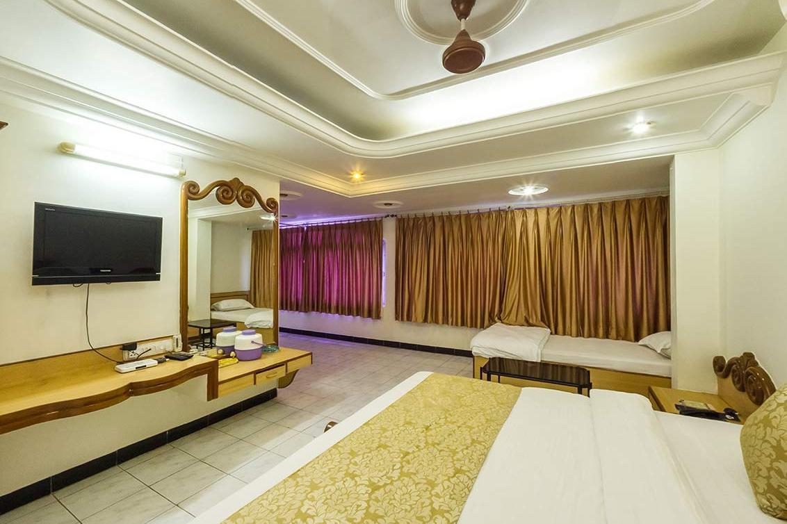 Hotel Kirti Jāmnagar Extérieur photo