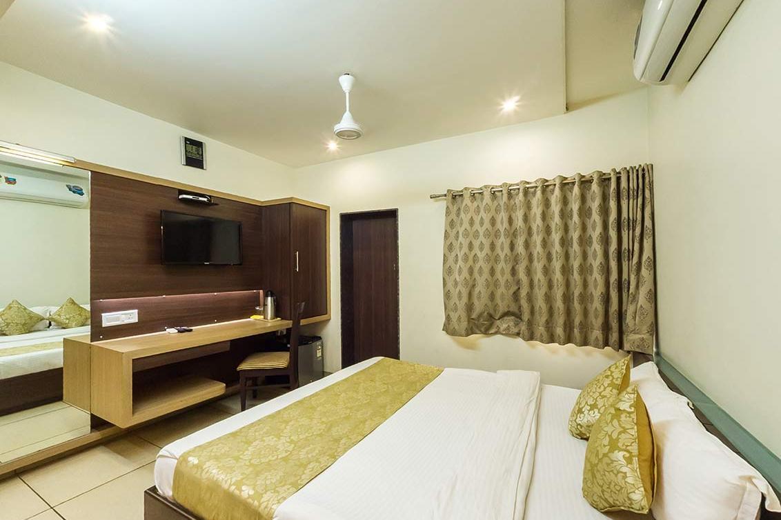 Hotel Kirti Jāmnagar Extérieur photo