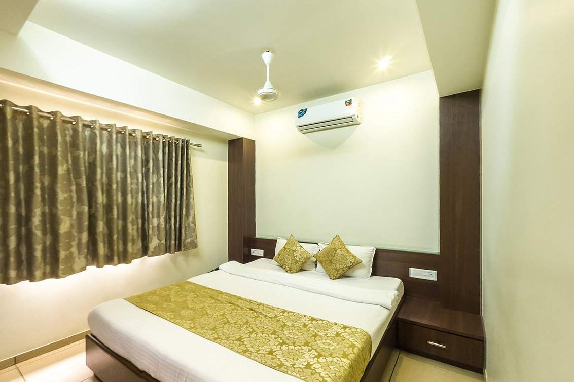 Hotel Kirti Jāmnagar Extérieur photo