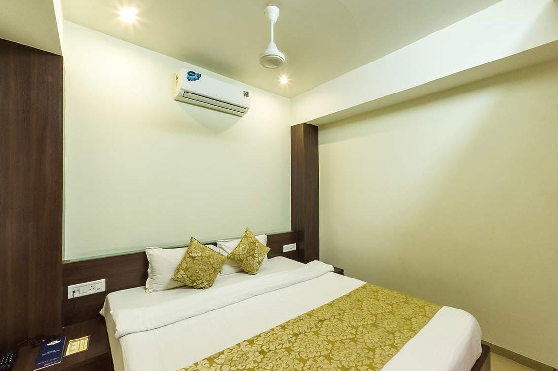 Hotel Kirti Jāmnagar Extérieur photo