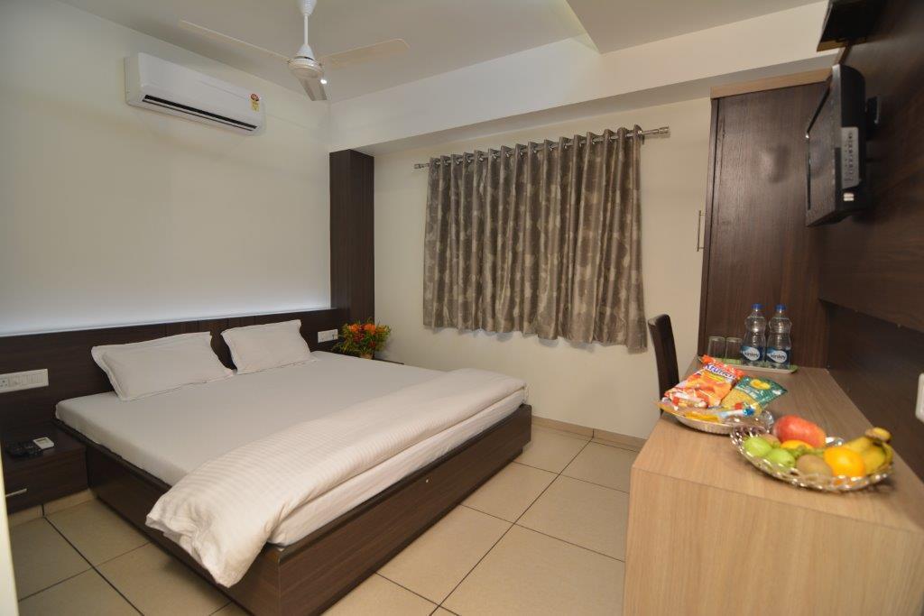 Hotel Kirti Jāmnagar Extérieur photo