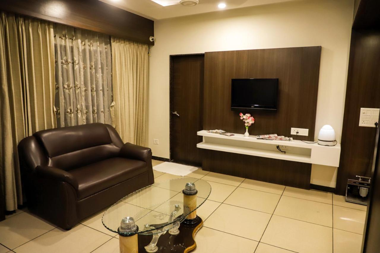 Hotel Kirti Jāmnagar Extérieur photo
