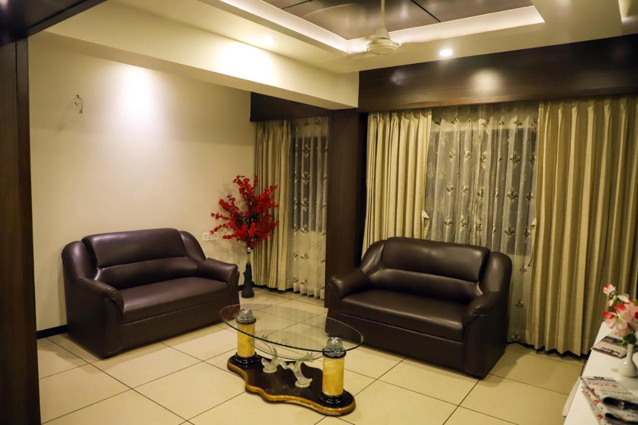 Hotel Kirti Jāmnagar Extérieur photo