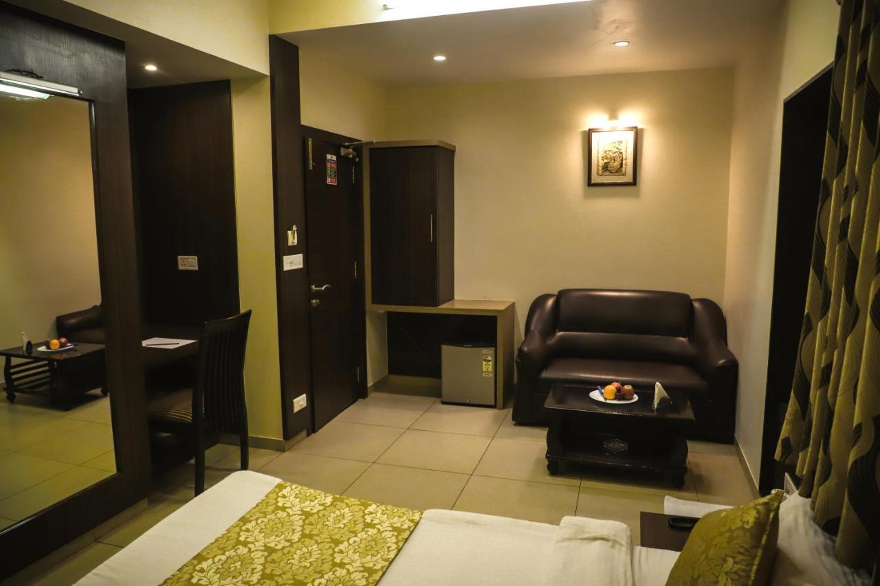 Hotel Kirti Jāmnagar Extérieur photo